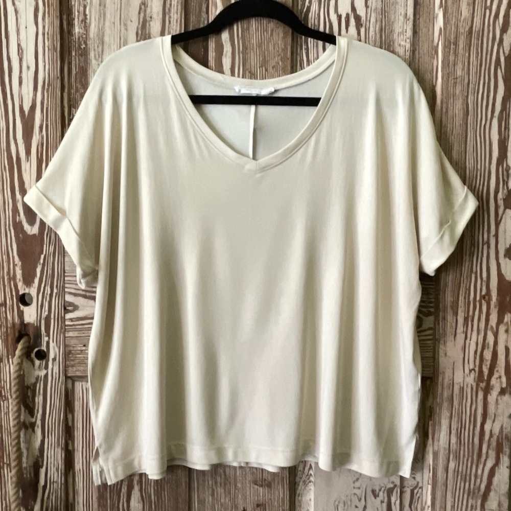 Double Zero Creme Beige V-Neck Short Sleeve Tee Size Medium